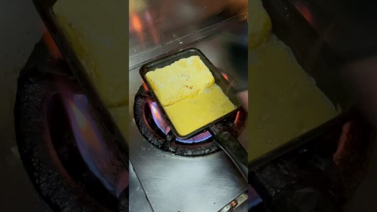 とろ〜りチーズのオムだし巻き卵がうまい　Chicken rice omelet roll with thick cheese#shorts