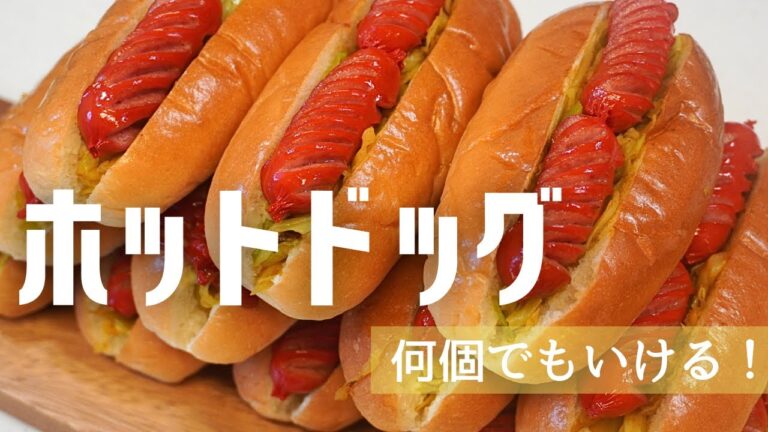 昭和スタイルの【ホットドッグ】。赤ウインナーとカレー味のキャベツが食欲をそそる！