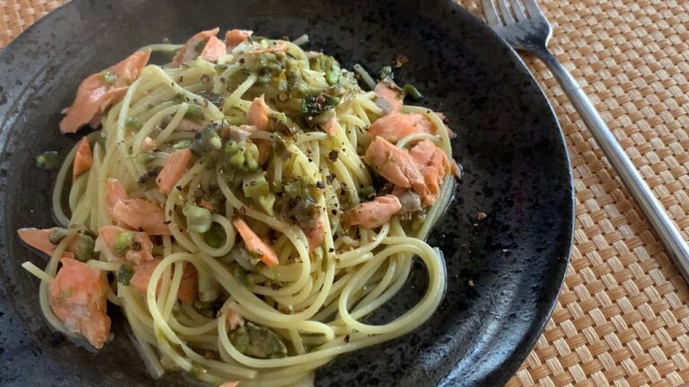 春の訪れを感じるパスタ🍝【ふきのとうとサーモンのオイルパスタ】