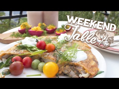 ケーキナイフで切り分けるキッシュ風オムレツ - SPANISH OMELET WITH  CHEESE AND ROCKET -【WEEKEND TABLE】