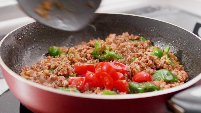 【ガパオライス】ミニトマトの酸味でピリッとした風味を際立たせる