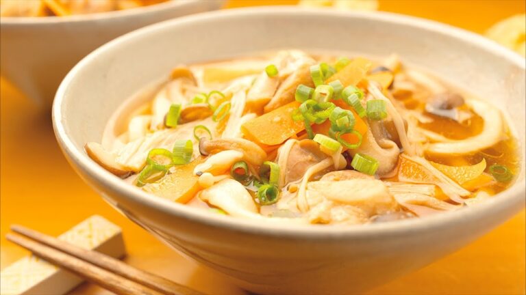 【具沢山でバツグン】最後の一滴まで美味しい『鶏ときのこのうどん』