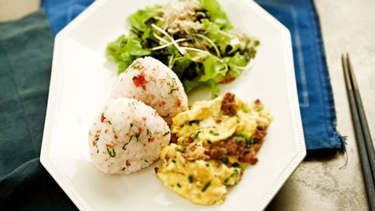 カリカリ梅の混ぜごはん