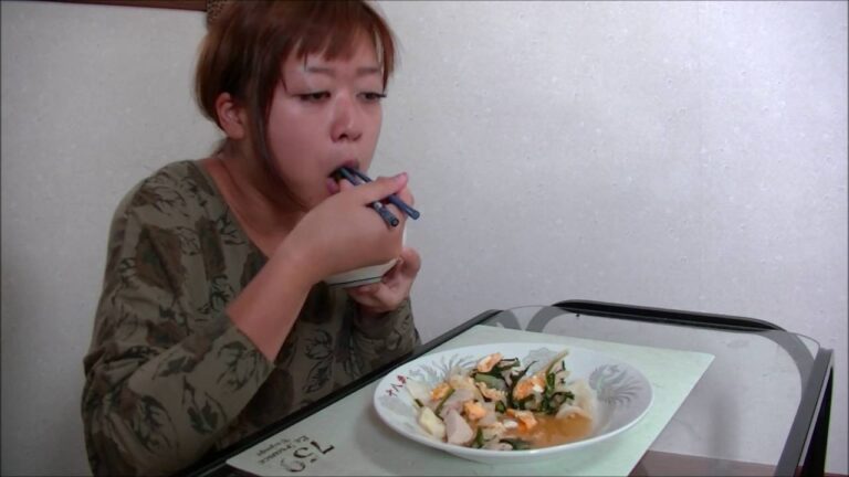 【卵のせ】鶏胸肉とニラとキャベツの炒め【旨塩】