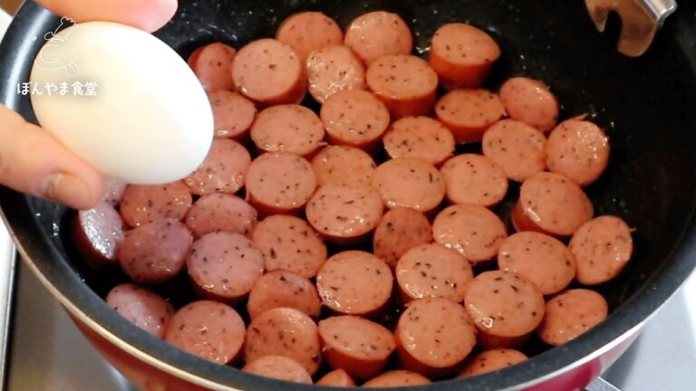 簡単！ソーセージと卵でとっても素敵な夕食or朝食に。ピザ風オムレツでチーズがとろとろ、トマトの酸味の相性も抜群です。