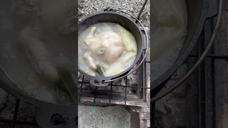 【キャンプごはん】参鶏湯。丸鶏、もち米、しょうが、にんにく、長ネギ、なつめをダッチオーブンでグツグツ