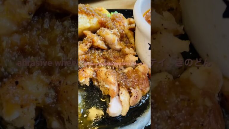 ステーキのどん　ランチ、ライス大盛り　オニオンソースがライスを加速させる　このソース悪魔的にハマる　ワカメスープも大好き♡