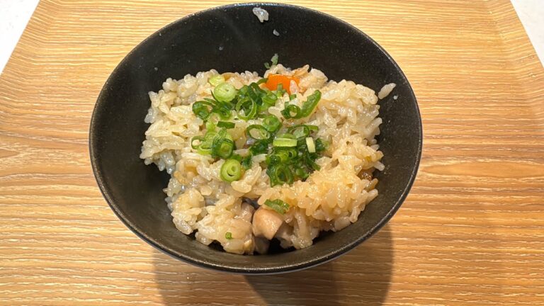 中学生男子が作る鶏肉ときのこの炊き込みご飯