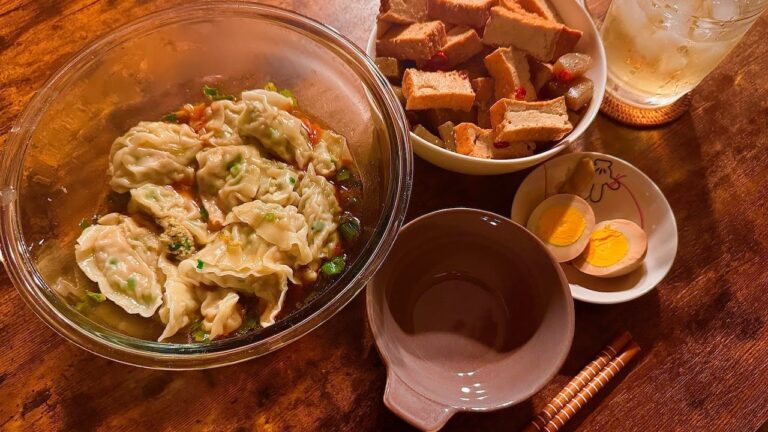 ハイボールが止まらなくなる。水餃子、蒟蒻と厚揚げの味噌煮込みで晩酌 　Boiled dumplings, konnyaku and deep-fried tofu stewed in miso