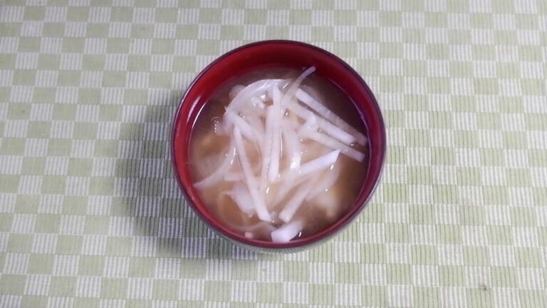 【簡単料理】大根と玉ねぎの味噌汁