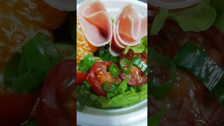 簡単美味しいサラダ　ごまドレッシングかけてあります。
