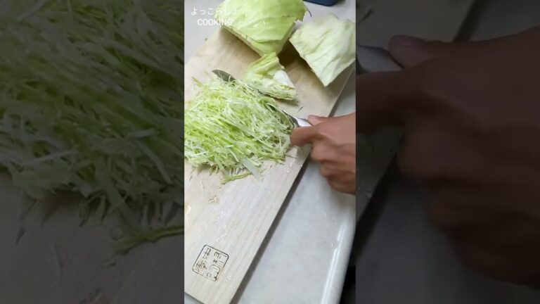 キャベツの千切りで１番簡単に出来る方法がこれです！初心者の方でも安心して挑戦出来ます！