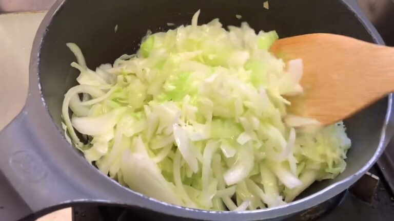 キャベツ🥬ウインナー　玉ねぎの炒め物おかず作ってみました#フライパンおかず#ウインナーキャベツ玉ねぎ#簡単おかず