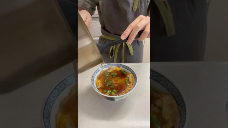 かに玉丼✨甘酢あんをかけてインゲンで飾り♪お昼は簡単に♪たまご2個、カニカマ、しいたけ入り