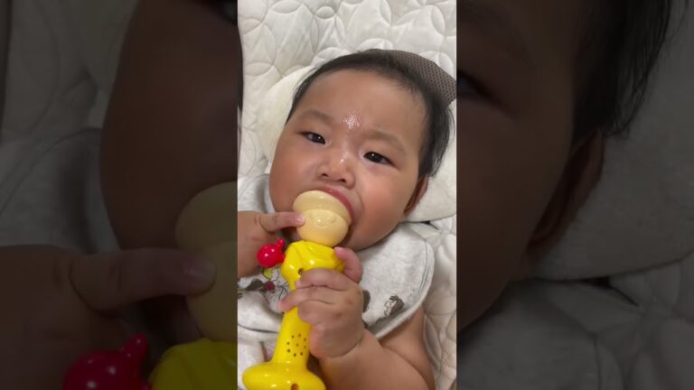 【5ヶ月赤ちゃん】おもちゃ、最大の効果発揮！-A baby crazy for this toy!-#shorts #5ヶ月ベビー #なめられ太郎 #おもちゃ