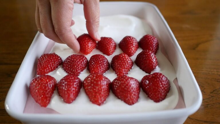 イチゴのババロア作り（Making strawberry bavarois）