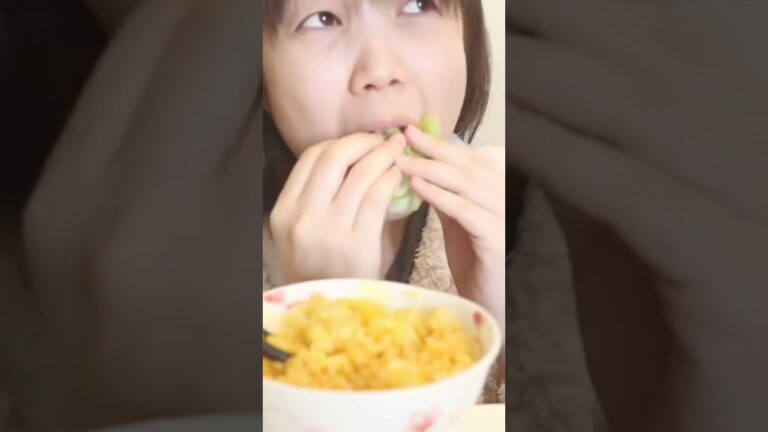 バター醤油ご飯を0カロリーにすべくレタスを頬張る みかん🍊ちぇ#shorts #ショートカット #切り抜き #田中みかん #みかんちぇ #レタス