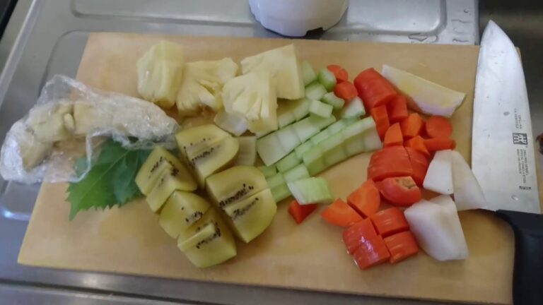 おはようグリーンスムージー☀️ 梨 人参 セロリ パイナップル キウイ バナナ 紫蘇 レモン