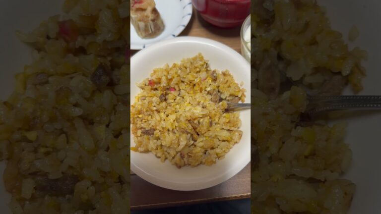 チャーハン最高(チャーシューとたまご、長ねぎ、玉ねぎ、ナルト🍥で出来てます。)