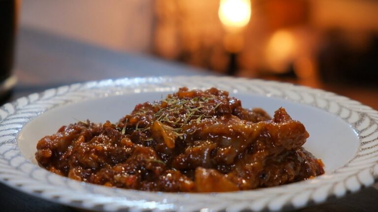 牛すじは煮込めばゼリーと化す【赤ワイン煮込み】