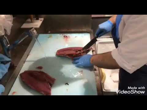 カツオの三枚卸。ペティナイフにて、
