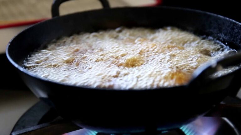 唐揚げの「揚がり」の音のサイン。生姜を刻んで甘酢に入れて、唐揚げに絡めました。鉄の揚げ鍋とフライパンの料理編「あじねフライパン」