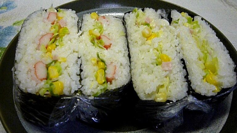 coleslaw rice ball簡単コールスロー・サラダのおにぎらず。カニカマ、コーン