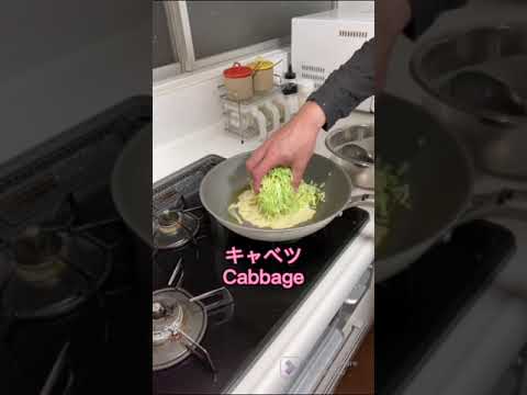 男飯 ワンパン キャベツ焼き ベーコンエッグ乗せ 簡単 美味しい