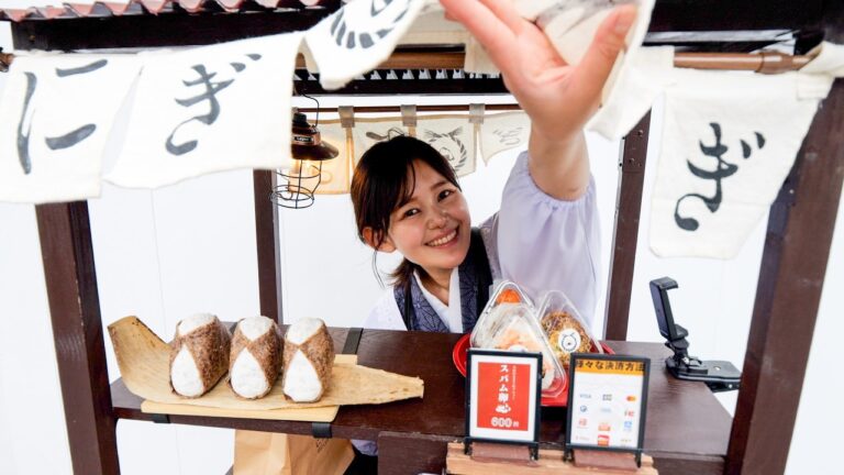 早朝4時から仕込んで120個完売！大阪おにぎり屋台に密着丨The most beautiful onigiri maker in Osaka