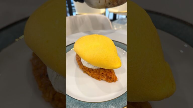 ハンバーグとカマンベールチーズを丸々1個包んだオムライス🍳とろとろ半熟のオムレツに、熱で溶け出したチーズが絡んで手が止まらない。【表参道：Sweet Cheak】