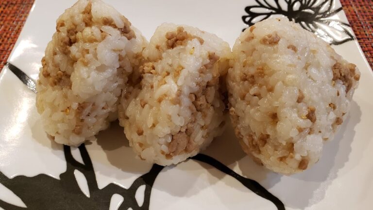 保育士クッキング特製！究極の豚そぼろ使用‪(๑•🐽•๑)‬ 無限に食べられる!? やみつきタヌキおにぎり🍙