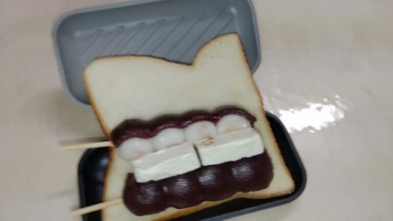 さんど王【超簡単】あんこ団子とKiriクリームチーズをホットサンドメーカーで挟んでいく