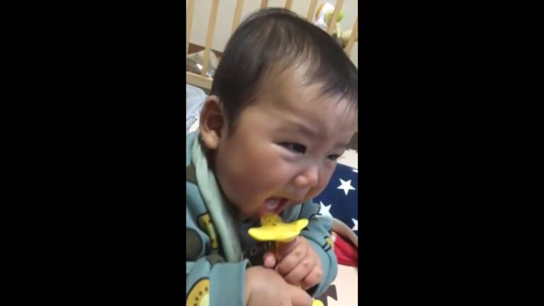 【７か月赤ちゃん】歯固めってそんなに気合い入れてするものなの？！😅Is it something that makes you feel so enthusiastic ? !