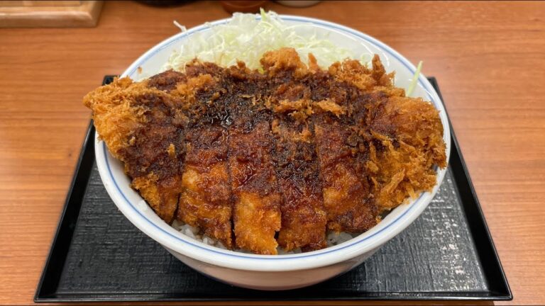 かつやは、厚みのあるロースカツの「大盛りソースカツ丼」がうまい