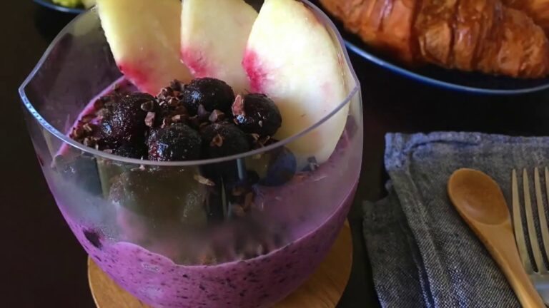 夏の自然派デザート！たっぷりブルーベリーと白桃が入ったヨーグルトのフローズンスムージー