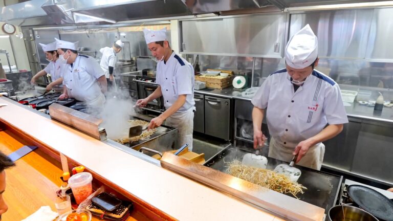 止まらない焼きそばラッシュ！ロードサイド巨大焼きそばチェーン本店の爆裂昼営業に密着。