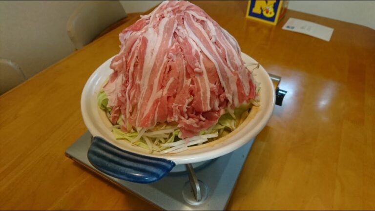衝撃のインスタ映え？家庭でこのインパクト！謎の肉盛り鍋登場！