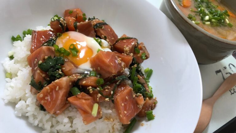 【とろける旨味】しそとサーモンの漬け丼温玉乗せ 野菜の味噌汁【最高だね】