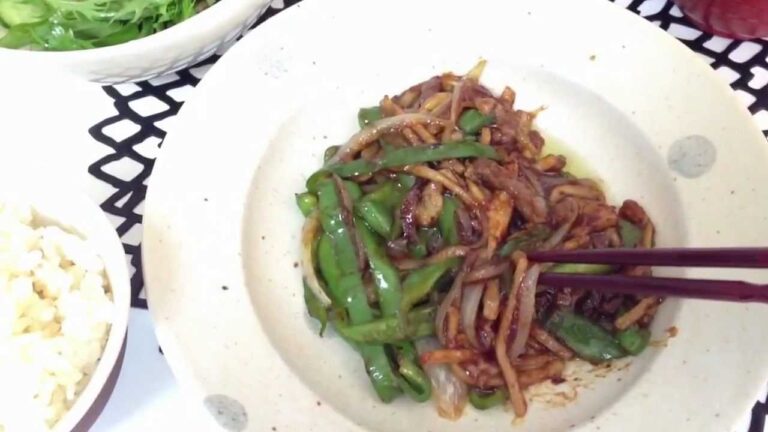 簡単お昼ご飯 青椒肉絲 チンジャオロース あさりの味噌汁とサラダ