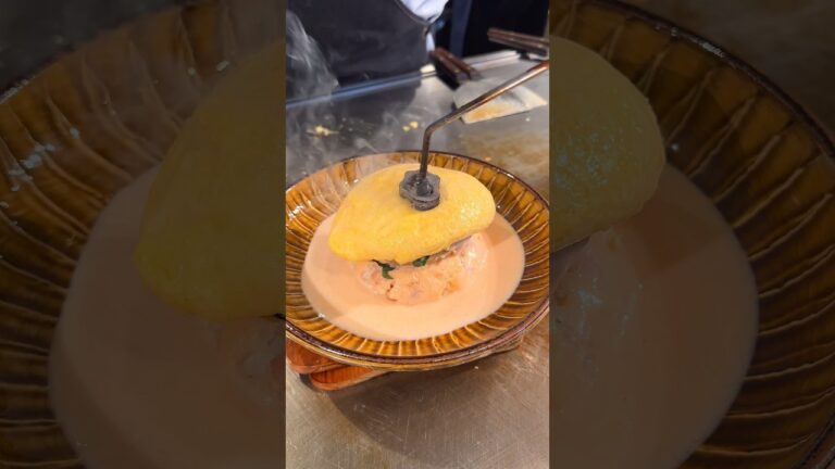 明太子ソースをたっぷり浸したハンバーグオムライス【いくら：博多】