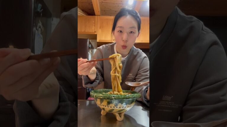 余ったカレーでカレーうどん🍛 #japanesecountrylife #cooking #food #日々の料理 #cookingfood #mukbang #foodpreparation