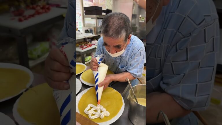 地元の小学生にも大人気なおじいちゃんが作るもちもちクレープ👴🏻🍓#愛知グルメ #大好物は高カロリー #クレープ #japan #strawberry