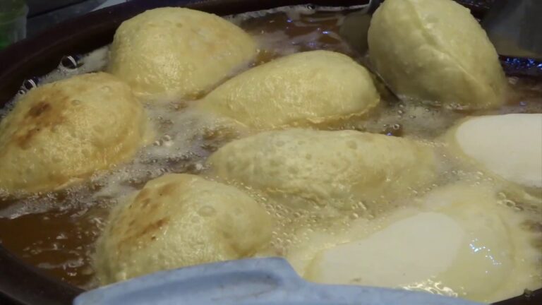 【ニラ焼き饅頭】台湾伝統のパン「韮菜盒」の屋台