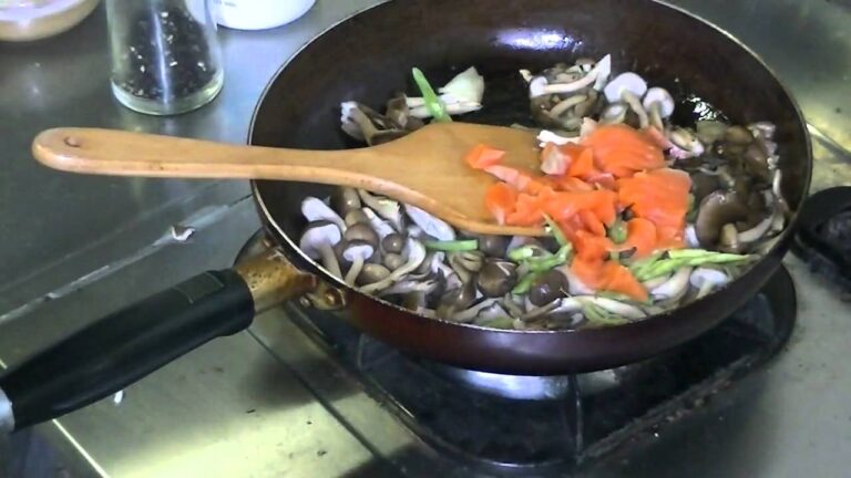 サーモンときのこの酒粕クリームパスタ　with　トマトスープ　by Psyemce cafe