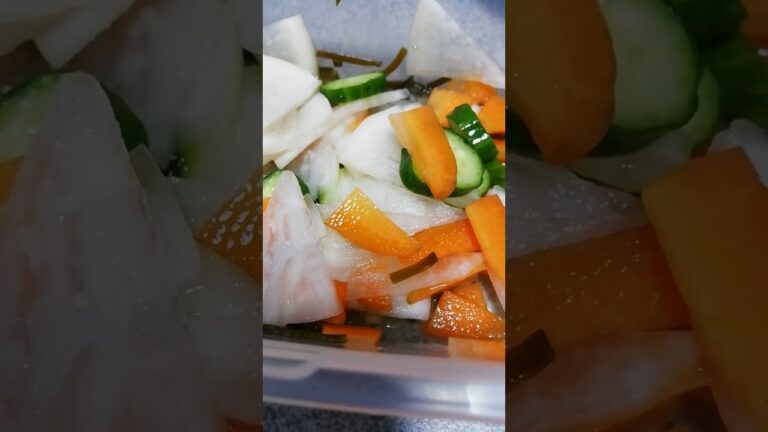 簡単3色浅漬け　大根　きゅうり　人参　塩少し　塩昆布少し　ご飯に　弁当に　良いです。