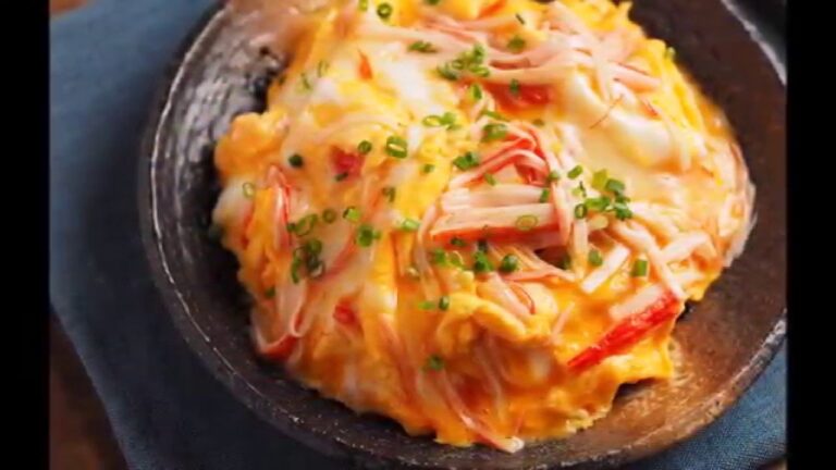 簡単かに玉丼の作り方、カニカマオムレツ丼