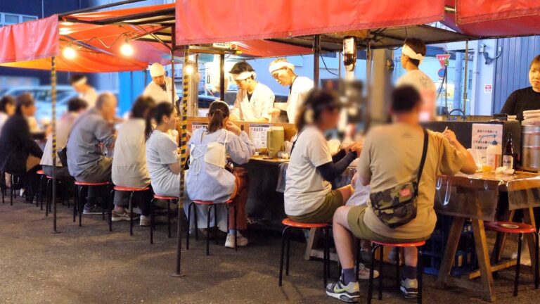 ラーメン！餃子！街の一角にポツンと佇む名物屋台に客が殺到！