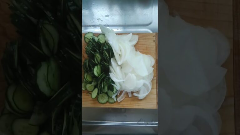 #cooking #yummy たまには、野菜も食べないと思い、新玉ねぎスライスと、キャベツの千切りと、きゅうり切りサラダ食べます😁
