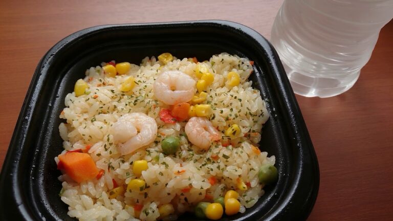 お昼はコンビニのエビピラフです😀