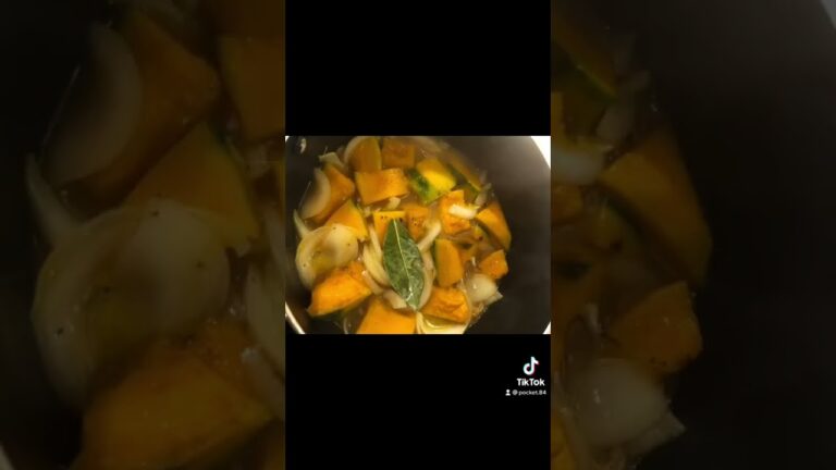 #カボチャ　#スープ　レシピ　　　　　　　　　　　⭐︎カボチャ半分　　　　　　　　　　　⭐︎バター一欠片　　　　　　　　　　　⭐︎コンソメ一欠片　　　　　　　　　　⭐︎ローリエ⭐︎塩、胡椒少々